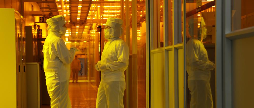 Mitarbeitende in der Halbleiterindustrie, wie hier im Infineon-Werk in Dresden, werden händeringend gesucht. 