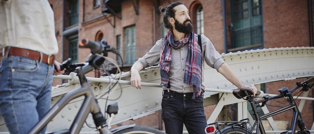 Die Fahrradbranche findet nach dem abflauenden Corona-Boom mit dem Firmen-Leasing von teuren E-Bikes eine neue Verkaufshilfe.