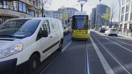 Mal sind es Lieferanten, mal gedankenlose Privatleute, die die Tram blockieren.
