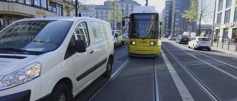 Mal sind es Lieferanten, mal gedankenlose Privatleute, die die Tram blockieren.