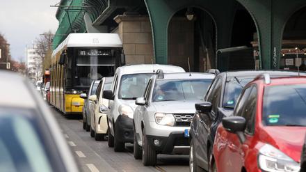 Die Straßenbahn steht während des Berufsverkehrs im Stau, es ist kein Vorankommen.