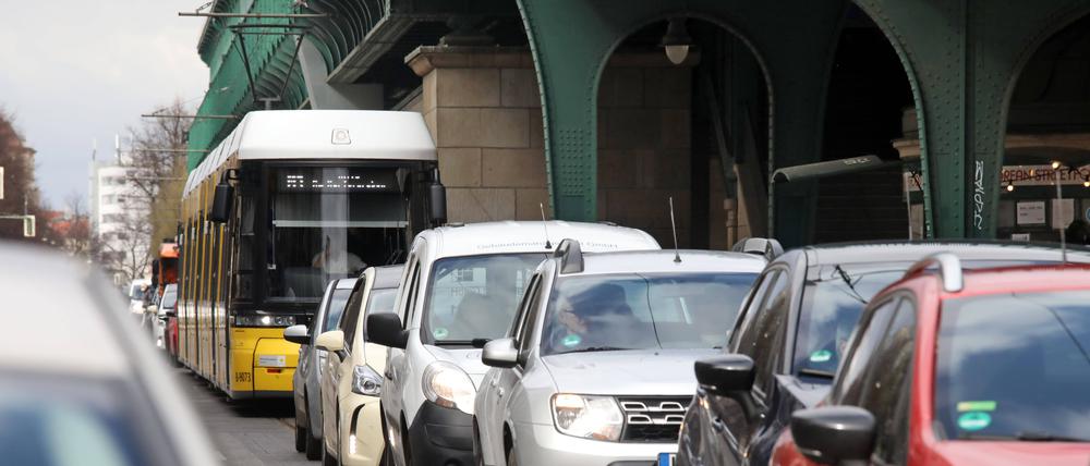 Berliner Mischung: Die Straßenbahn muss sich im Autostau anstellen.