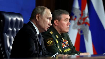Russlands Präsident Wladimir Putin neben Oberbefehlshaber Waleri Gerassimow.