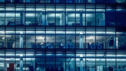 Menschen arbeiten am späten Nachmittag in einem Bürogebäude am Kurfürstendamm in Berlin. 