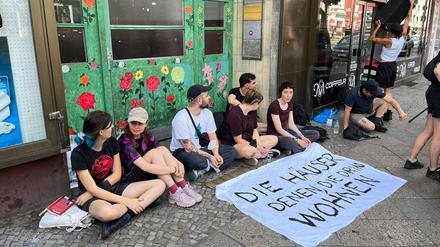 Aktivisten auf dem Bürgersteig vor dem Haus in der Herrmannstraße 48.
