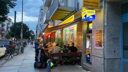 Nach Beschwerden von Anwohnern will der Bezirk Pankow Tische und Bänke vor Spätis verbieten. Das macht längst nicht alle Nachbarn froh.