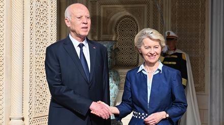 EU-Kommissionspräsidentin Ursula von der Leyen mit dem tunesischen Präsidenten Kais Saied in Tunis.