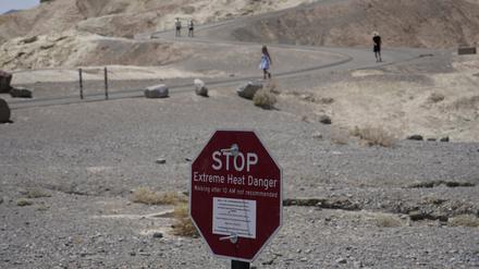 Ein Schild warnt vor extremer Hitze im Death Valley National Park, Kalifornien.