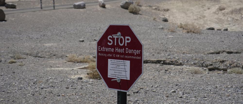 Ein Schild warnt vor extremer Hitze im Death Valley National Park, Kalifornien.