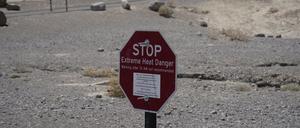Ein Schild warnt vor extremer Hitze im Death Valley National Park, Kalifornien.