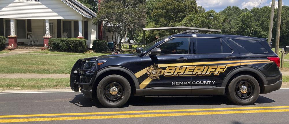 Ein Fahrzeug des Sheriffs von Henry County verlässt eine Besprechung über die Fahndung nach einem Verdächtigen in Hampton.