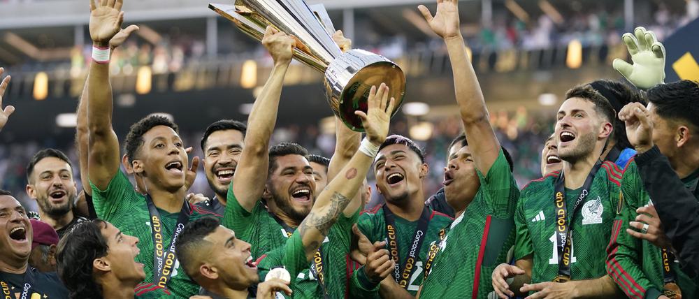 Mexikos Spieler jubeln mit dem Gold Cup.