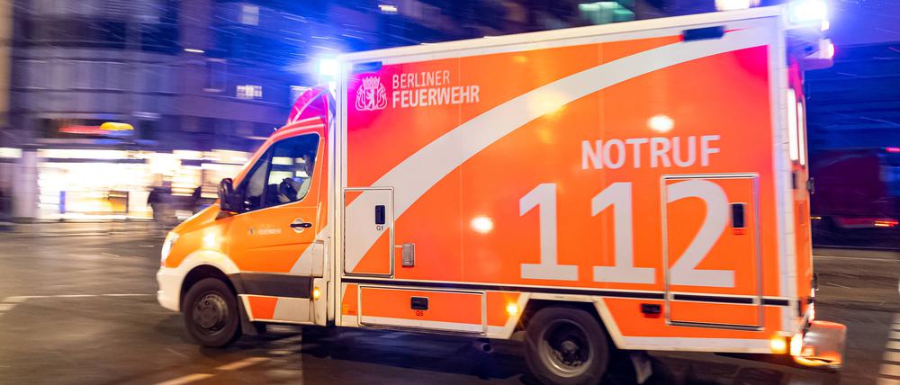 In Berlin-Lichtenberg hat eine größere Gruppe mehrere Jugendliche angegriffen. Einem 14 -Jährigen wurde in den Rücken gestochen, der Junge kam ins Krankenhaus. (Symbolbild)