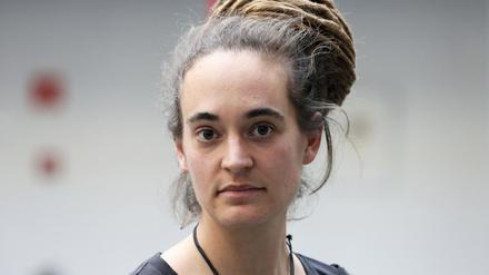 Carola Rackete steht vor einer Preisverleihung im Rathaus. 