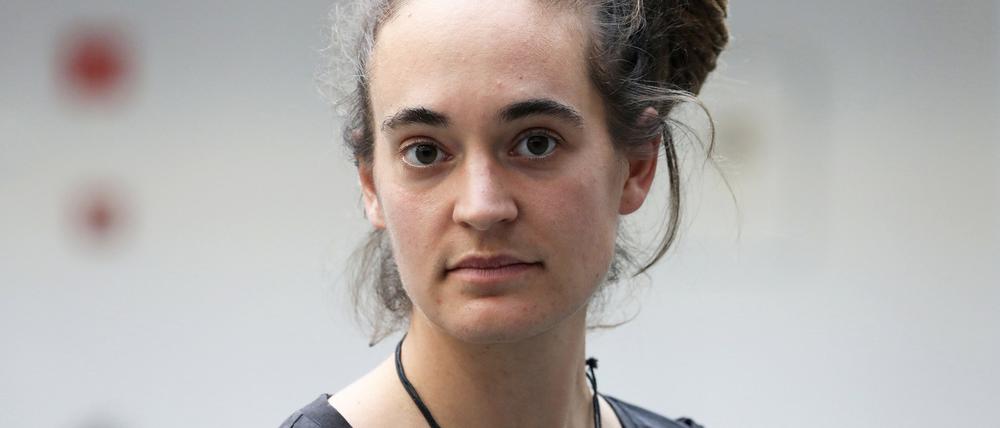 Carola Rackete steht vor einer Preisverleihung im Rathaus.
