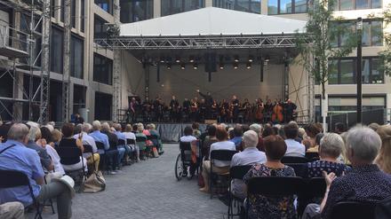 Die Berliner Symphoniker bei einem Konzert auf dem Aaron-Bernstein-Platz am Tacheles in Mitte.