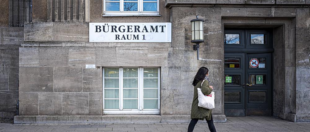 Eingang zum Bürgeramt in Berlin-Spandau.