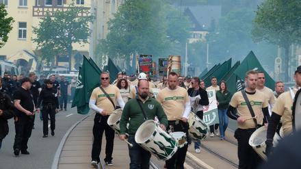 Teilnehmer eines rechten Aufmarsches der Partei Der Dritte Weg gehen eine Straße entlang. (Archivbild)