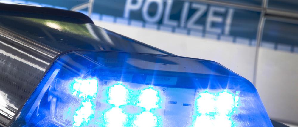 Ein Blaulicht leuchtet auf dem Dach eines Polizeiwagens.