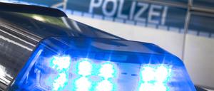 Ein Blaulicht leuchtet auf dem Dach eines Polizeiwagens.