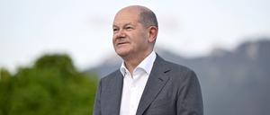 Bundeskanzler Olaf Scholz (SPD) posiert am Rande des Bürgerdialog im Festspielhaus Neuschwanstein in Füssen am Ufer des Forggensee für Fotos mit Teilnehmern. Füssen, 13.07.2023