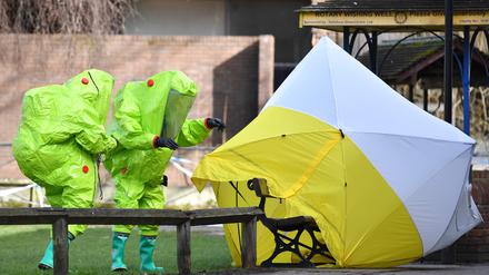 Retter im Schutzanzug.  Zeltbefestigung über Sergej und Julia Skripal, die am 4. März 2018 im englischen Salisbury schwer vergiftet aufgefunden werden