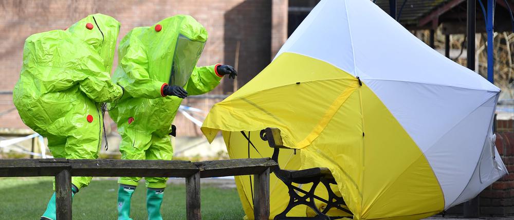 Retter im Schutzanzug. Zeltbefestigung über Sergej und Julia Skripal, die am 4. März 2018 im englischen Salisbury schwer vergiftet aufgefunden werden