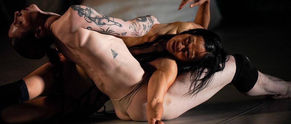 Tod und Auferstehung. Andrea Peñas Tanzstück „Bogotá“ spielt zwischen Baugerüsten und Plastiksäcken