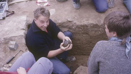 Matthias Wemhoff, Direktor des Museums für Vor- und Frühgeschichte der Staatlichen Museen zu Berlin, wie er 1989 eine mindestens 1200 Jahre alte Kanne am Damenstift in Herford gefunden hat. Foto: LWL-Archäologie für Westfalen