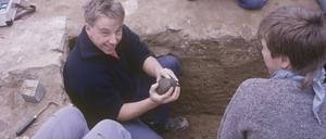 Matthias Wemhoff, Direktor des Museums für Vor- und Frühgeschichte der Staatlichen Museen zu Berlin, wie er 1989 eine mindestens 1200 Jahre alte Kanne am Damenstift in Herford gefunden hat. Foto: LWL-Archäologie für Westfalen