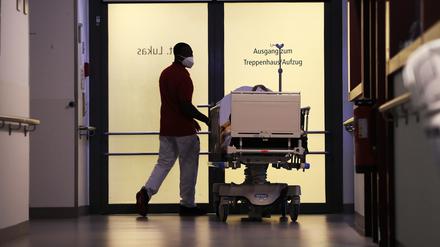 Das Schichtsystem in der Pflege ist anstrengend. Eltern mit kleinen Kindern und älteren Pflegekräften macht es besonders zu schaffen.