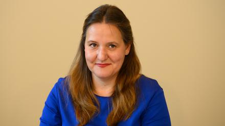 ARCHIV - 23.06.2021, Brandenburg, Potsdam: Manja Schüle (SPD), Brandenburger Ministerin für Wissenschaft, Forschung und Kultur, lächelt während einer  Pressekonferenz. (dpa zu "Land unterstützt Kultureinrichtungen bei digitalem Wandel") Foto: Soeren Stache/dpa-Zentralbild/dpa +++ dpa-Bildfunk +++