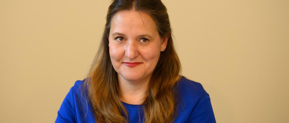 ARCHIV - 23.06.2021, Brandenburg, Potsdam: Manja Schüle (SPD), Brandenburger Ministerin für Wissenschaft, Forschung und Kultur, lächelt während einer  Pressekonferenz. (dpa zu "Land unterstützt Kultureinrichtungen bei digitalem Wandel") Foto: Soeren Stache/dpa-Zentralbild/dpa +++ dpa-Bildfunk +++