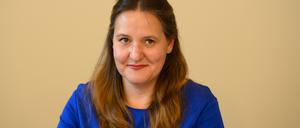 ARCHIV - 23.06.2021, Brandenburg, Potsdam: Manja Schüle (SPD), Brandenburger Ministerin für Wissenschaft, Forschung und Kultur, lächelt während einer  Pressekonferenz. (dpa zu "Land unterstützt Kultureinrichtungen bei digitalem Wandel") Foto: Soeren Stache/dpa-Zentralbild/dpa +++ dpa-Bildfunk +++
