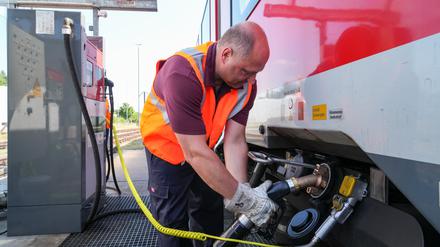 Lokführer Alexander Schütz betankt seinen Regionalzug des Prignitz-Express mit Hydrotreated Vegetable Oil (HVO). Die DB Regio will in Brandenburg in 16 Fahrzeugen den klimafreundlichen Biokraftstoff HVO einsetzen.
