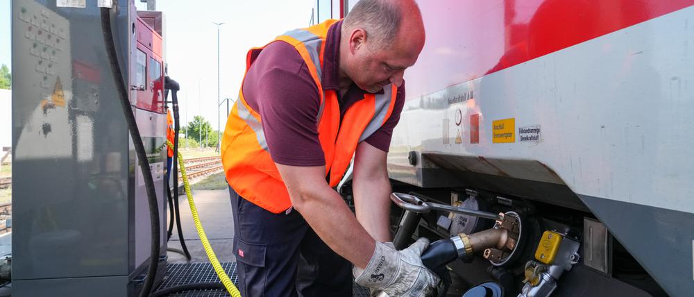 Lokführer Alexander Schütz betankt seinen Regionalzug des Prignitz-Express mit Hydrotreated Vegetable Oil (HVO). Die DB Regio will in Brandenburg in 16 Fahrzeugen den klimafreundlichen Biokraftstoff HVO einsetzen.
