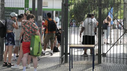 Nach Randale in Berliner Bäder wird eine verscharfte Einlaßkontrolle mit Ausweispflicht eingeführt.