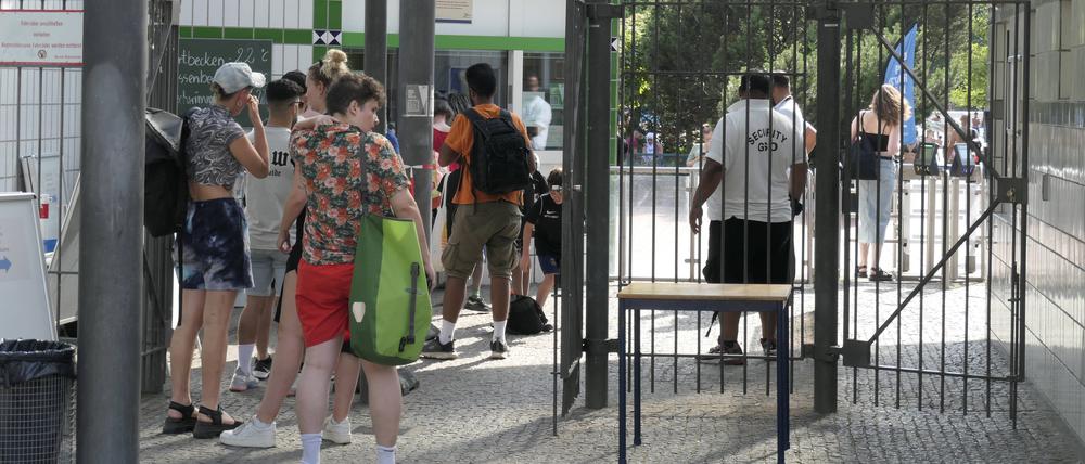 Nach Randale in Berliner Bäder wird eine verscharfte Einlaßkontrolle mit Ausweispflicht eingeführt.