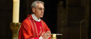 Freiburg im Breisgau: Erzbischof Georg Gänswein betet während der Eucharistiefeier im Freiburger Münster. 
