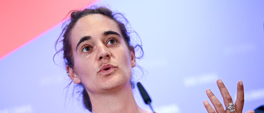 17.07.2023, Berlin: Carola Rackete, Umwelt und Flüchtlingsaktivistin spricht bei einer Pressekonferenz der Partei Die Linke. Die Bundesvorsitzenden der Linken schlagen Rackete als Kandidatin für die Europawahl 2024 vor. Foto: Britta Pedersen/dpa +++ dpa-Bildfunk +++