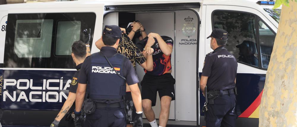 Polizisten führen die Verdächtigen zum Termin mit dem Haftrichter auf der Balearische Insel.
