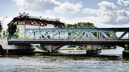 Über die Behelfsbauten der Langen Brücke rollt die Hälfte des Verkehrs.