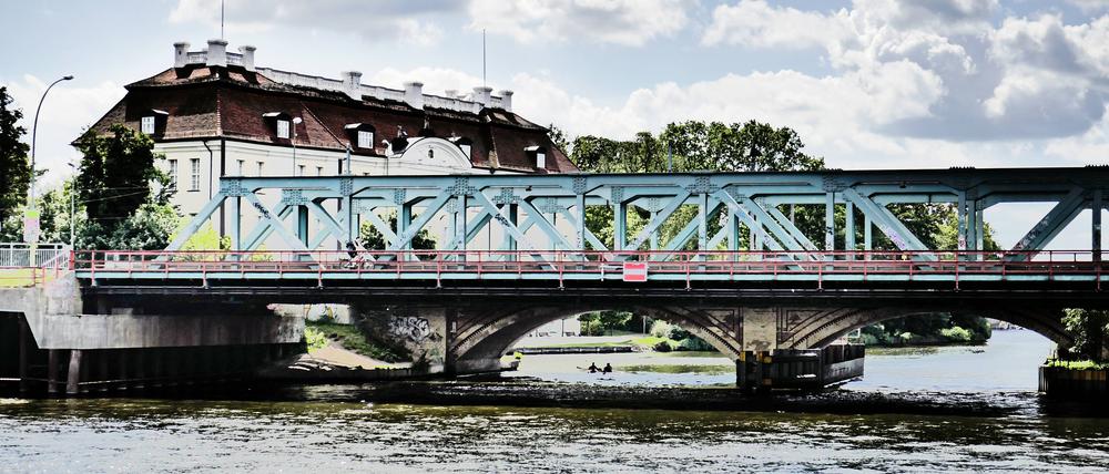 Über die Behelfsbauten der Langen Brücke rollt die Hälfte des Verkehrs.