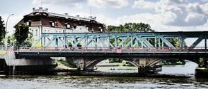 Über die Behelfsbauten der Langen Brücke rollt die Hälfte des Verkehrs.