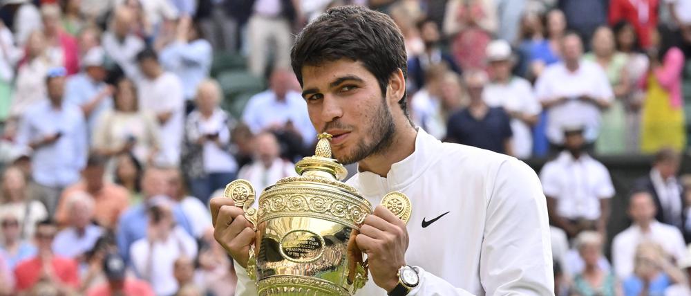 Ein Küsschen für den Wimbledon-Pokal. Carlos Alcaraz ist mit 20 Jahren schon der beste Tennisspieler der Welt.