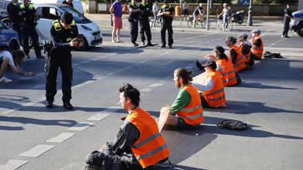 Aktivisten der „Letzten Generation“ bei einer Blockade in Berlin.