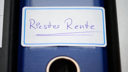 Ein Ordner mit einem Aufkleber „Riester-Rente“ steht in einem Regal: Das Anlagemodell für die Altersvorsorge gilt als verstaubt, nun liegen Vorschläge für eine Reform auf dem Tisch.