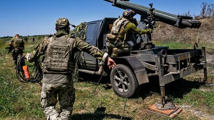 Soldaten einer separaten Brigade der Territorialen Verteidigung aus Dnipro bereiten in der Region Saporischschja im Südosten der Ukraine Raketen für einen mobilen Partizan-Raketenwerfer vor. 