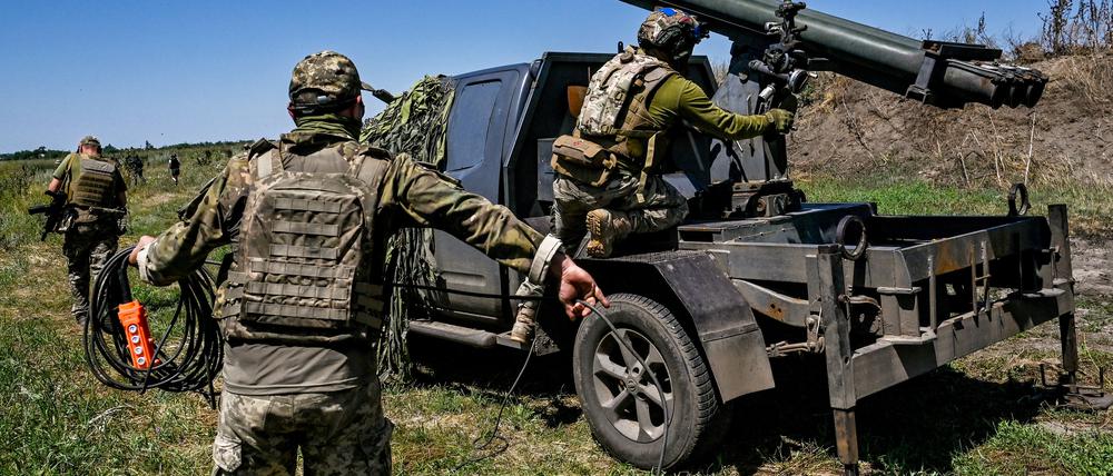 Soldaten einer separaten Brigade der Territorialen Verteidigung aus Dnipro bereiten in der Region Saporischschja im Südosten der Ukraine Raketen für einen mobilen Partizan-Raketenwerfer vor.
