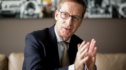 Michael Hüther, Direktor des Instituts der deutschen Wirtschaft, redet bei einem Interview. 